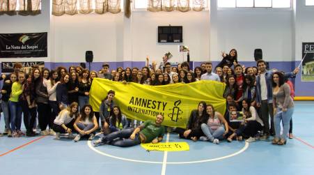 Amnesty International al Liceo linguistico di Palmi Il gruppo 242 palmese ha parlato di diritti umani durante l'assemblea d'istituto