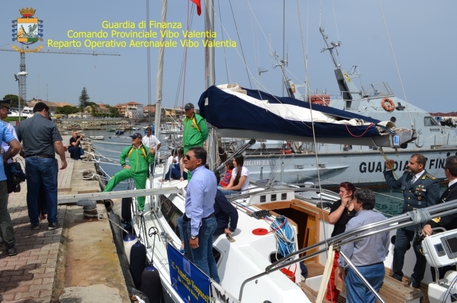 Vibo, la Finanza dona a scuola barca a vela scafisti La barca, un monoalbero di 14 metri, era stata intercettata al largo delle coste calabresi nell'agosto 2010 con oltre 50 migranti e successivamente confiscata