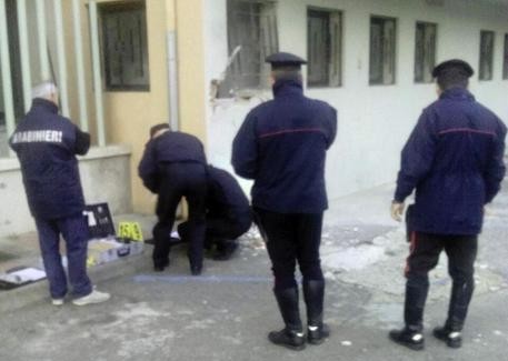 Bomba artigianale esplode davanti al municipio di Quartu Danni a ufficio. L'attentato all'alba nella terza città della Sardegna per abitanti che è chiamata al voto il 31 maggio 