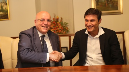 Oliverio ha ricevuto a Palazzo Alemanni Javier Zanetti L'ex calciatore è stato insignito del premio intitolato a Nicola Ceravolo