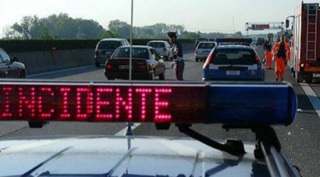 Incidente nel Cosentino: un morto e tre feriti Uno scontro fra due auto sulla statale 18 è costato la vita ad una donna di 62 anni