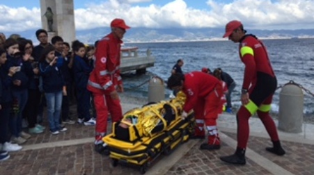 A Reggio la Giornata della sicurezza in mare Guardia costiera e Lega Navale impegnate hanno simulato un incidente in mare dovuto alla collisione tra due imbarcazioni