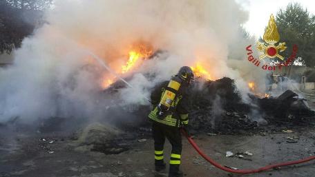 Cumulo rifiuti in fiamme, allarme per il fumo I Vigili del fuoco Crotone hanno abbattuto le esalazioni e spento il rogo