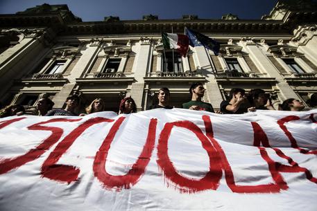 Scuola, oggi lo sciopero contro la riforma di Renzi. Decine i pullman partiti dalla Calabria La manifestazione per il Sud si svolge a Bari. Alleanza Calabrese si schiera con gli studenti ed i docenti