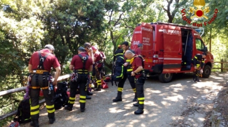 Esercitazione dei Vigili del fuoco di Catanzaro Gli specialisti speleo alpino fluviale hanno eseguito manovre di soccorso al Parco della biodiversità mediterranea