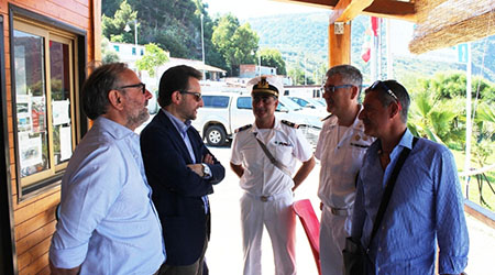 Giovanni Verduci fa visita al porto di Gioia Tauro Durante il sopralluogo, il vicepresidente della Provincia di Reggio Calabria ha incontrato il Commissario Davide G. Barbagiovanni Minciullo