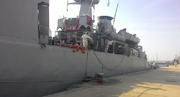 A Reggio nave militare con 193 migranti Ci sono anche 30 donne e 15 minori