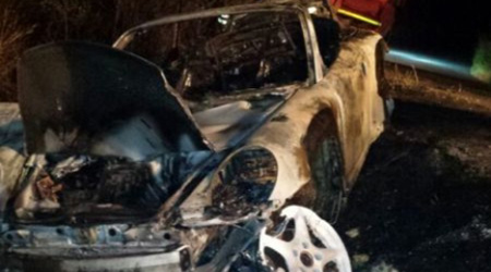 Due incidenti nel crotonese, necessario intervento pompieri A Crotronei una Porsche finisce fuori strada e prende fuoco, miracolosamente illesi i due occupanti