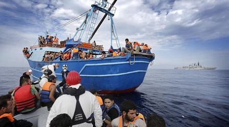 Sbarco in Calabria, fermati due scafisti Due egiziani, Ibrahim Assaf Abouhadid Salal e Arafa Alì, di 25 e 27 anni, sono stati fermati perchè ritenuti gli scafisti dello sbarco di migranti avvenuto nei giorni scorsi a Roccella Ionica