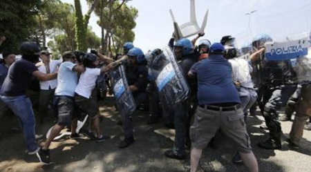 Roma: caos migranti, scontri e manganellate alla periferia A Casale S.Nicola, periferia Nord di Roma, cittadini in strada contro l'arrivo di extracomunitari