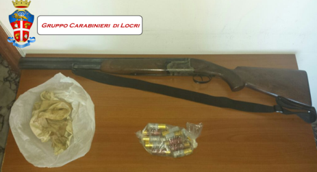 Fucile da caccia e munizioni rinvenuti a Samo A Caulonia Marina invece sono stati trovati 1 kg di esplosivo artigianale, armi e munizioni
