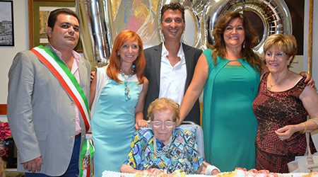 Corigliano, nonna Adelina spegne le 100 candeline Festeggiati ieri a Corigliano i 100 anni della signora Adelina Ardito
