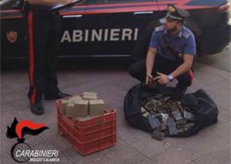 Palmi, arrestato un 51enne trovato in possesso di droga Occultata in un serbatoio per la raccolta dell’acqua, i carabinieri hanno rinvenuto 160 grammi di hashish
