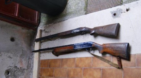 Fucili e cartucce scoperti dai carabinieri a Riace Nascosti in tre bidoni insieme ad 1 kg e mezzo polvere da sparo