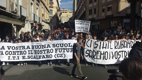 Studenti protestano a Catanzaro contro la “Buona scuola” Corteo di studenti delle scuole superiori nel capoluogo di regione. Manifestazione pacifica, ma importanti disagi per la circolazione stradale