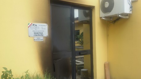Incendiata la porta della sala consiliare di Cerisano Forse bravata, ma carabinieri non escludono altre ipotesi