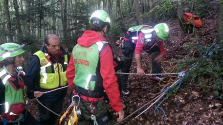 Cade in un dirupo a Montescuro, salvato dal Soccorso Alpino La squadra ha operato in sinergia con una pattuglia del Corpo Forestale dello Stato, che ha indicato ai volontari il luogo esatto dell’incidente