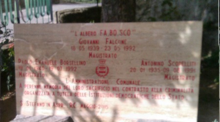 Santo Stefano, fiaccolata contro atto vandalico stele magistrati Domani scende in piazza l'Associazione "Aspromonte in Movimento"