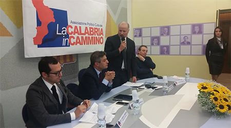 “La Calabria in cammino” guida il dibattito sui rifiuti Il Movimento ha organizzato a Catanzaro un tavolo tecnico per approfondire il disegno di legge proposto dall'onorevole Mirabello. Presente anche Legambiente