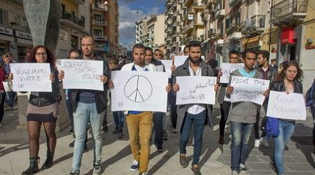 Cosenza, cattolici e musulmani sfilano insieme in città Iniziativa degli studenti dell'Unical per dire no al terrorismo