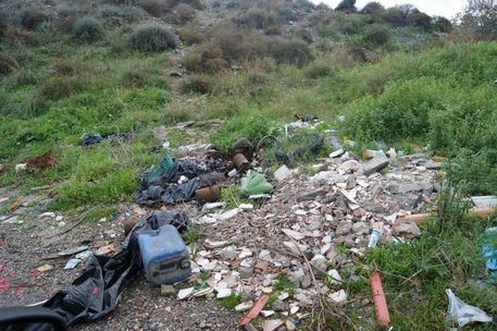 Sequestrati rifiuti vicino al fiume a Mirto Crosia I carabinieri hanno sequestrato numerosi rifiuti speciali abbandonati nei pressi del letto del fiume Trionto 