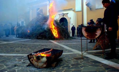 Canna, successo per la festa di Sant’Antonio Il borgo dei portali invaso da turisti