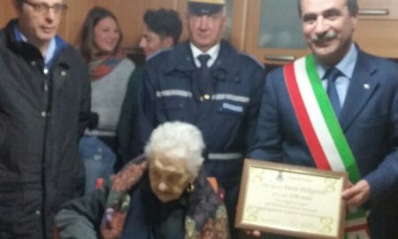 Gerace, nonna Paola Pellegrino ha compiuto 100 anni Il sindaco di Gerace la omaggia con una pergamena