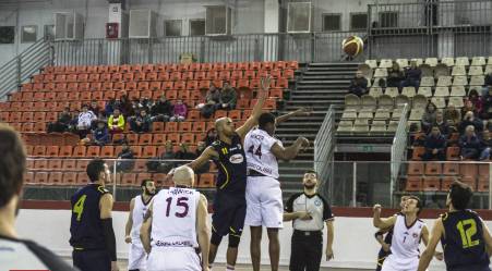 Basket, i reggini della Vis battono Crotone Il risultato finale è di 98-54
