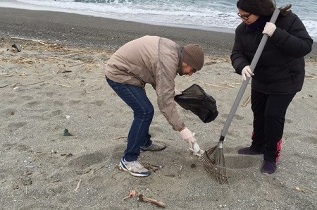 Reggio, volontari “Fare Verde” puliscono spiaggia Punta Pellaro Raccolti nove sacchi d'immondizia