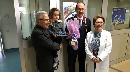 Lamezia, Polizia consegna uova di Pasqua a bambini pediatria Donato ai piccoli degenti un momento di giocosa serenità