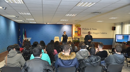 Reggio, incontro in Questura su ruolo donne in Polizia Gli studenti del Liceo Scientifico "Alessandro Volta" hanno partecipato al dibattito sulla tutela dell’universo femminile