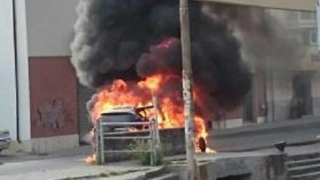 Auto in fiamme mentre viaggia nel Catanzarese Occupanti salvi per miracolo