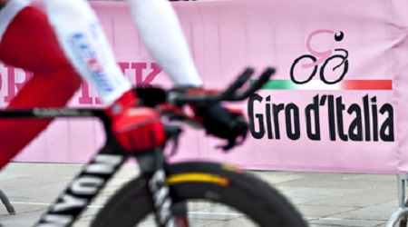 Catanzaro in “rosa” per la partenza del Giro d’Italia Migliaia di persone in strada per vedere transitare la corsa