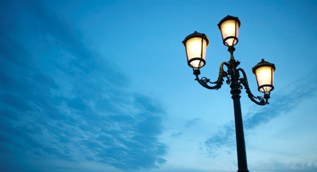 Rizziconi, rotti 15 lampioni del “Paese vecchio” I vandali hanno preso di mira la pubblica illuminazione