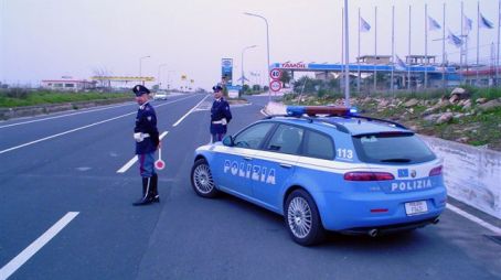Cipolle e peperoncini per coprire l’odore della marijuana Due calabresi che lavorano a Milano sono stati arrestati dalla polizia in autostrada