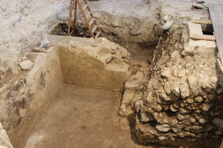 Reperti archeologici in una chiesa di Tropea Sotto l'edificio sconsacrato camere sepolcrali e creste di mura
