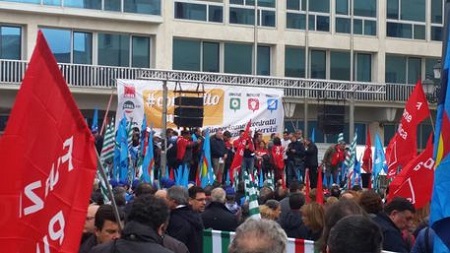 Catanzaro, scendono in piazza lavoratori pubblico impiego Manifestazione regionale promossa da Cgil, Cisl e Uil per sottolineare le emergenze del settore