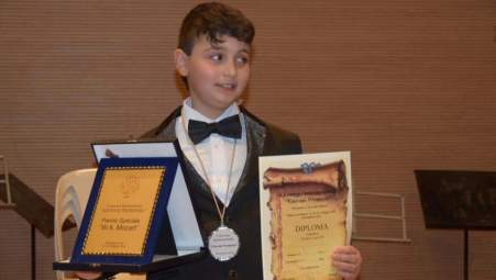 Il pianista Louis Giò Palopoli continua a mietere successi Il piccolo musicista crosimirtese in un mese ha ottenuto numerosi premi nazionali e internazionali  