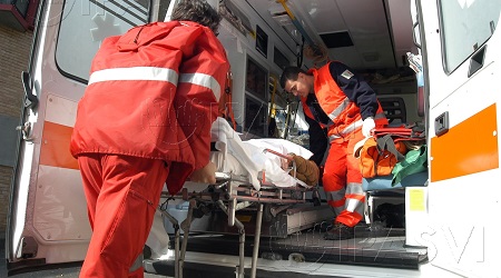 Operaio 43enne muore sul lavoro a Cirò Marina L’uomo, per cause in corso di accertamento, ha perso l’equilibrio ed è precipitato da un'altezza di circa cinque metri