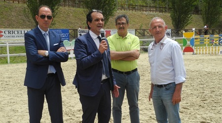 Catanzaro, concorso al Parco Ippico “Valle dei Mulini” Il presidente della Provincia, Enzo Bruno, ha premiato amazzoni e cavalieri