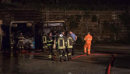 Girifalco, in fiamme 2 autobus delle Ferrovie della Calabria Gli automezzi erano parcheggiati in una rimessa all'aperto. Solidarietà dal mondo politico calabrese