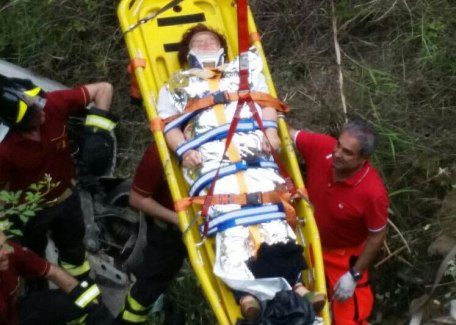 Auto finisce in un burrone nel Crotonese, ferite 2 donne Sono stati i Vigili del fuoco a calarsi a 15 metri per salvare le donne