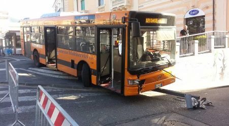 Sinistra Italiana Lamezia: “No bus su piazza Mazzini” "Amministrazione torni sui suoi passi". Preoccupazione dopo incidente 