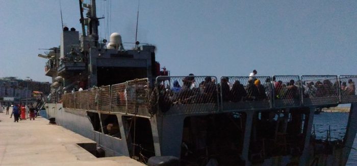 Migranti: in 745 a Reggio, 9 donne incinte E' arrivata nel porto di Reggio Calabria la nave "Vega" della Marina militare con a bordo 745 migranti di varie nazionalità, in gran parte provenienti dell'area sub sahariana