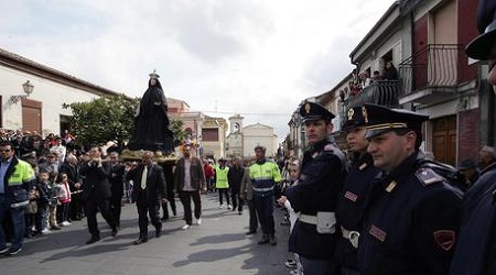 ‘Ndrangheta, al Nord processione sotto casa arrestato L'uomo è coinvolto in un'inchiesta per il favoreggiamento della latitanza di un boss