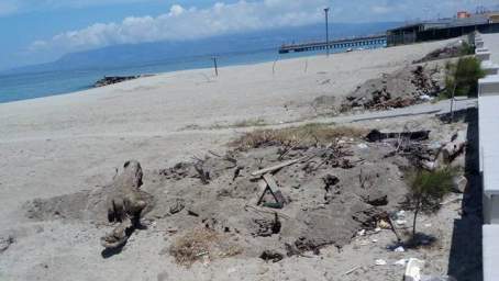 Rifiuti e detriti bruciati sulla spiaggia di Gioia Tauro Cittadinanza democratica punta il dito contro le Istituzioni