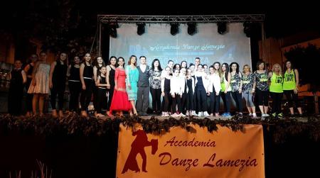 L’Accademia danze Lamezia chiude l’anno in crescita Successo per il saggio di danza sportiva