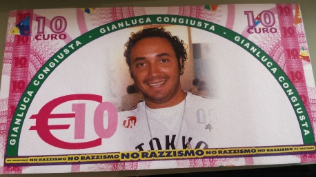 Gianluca Congiusta per la liberazione degli esseri umani Recosol inserisce l'immagine del giovane imprenditore ucciso dalla 'ndrangheta sulle "banconote" distribuite agli immigrati