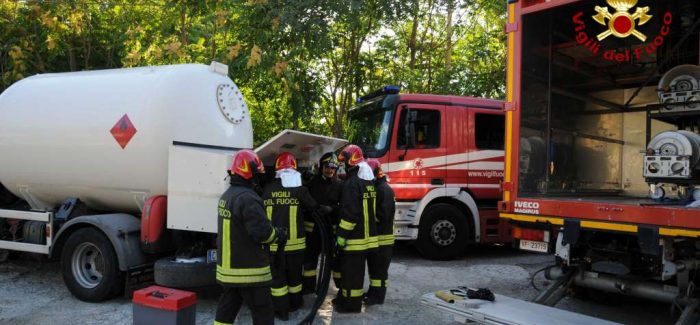 Catanzaro, incidente a camion carico di gpl Il pronto intervento dei vigili del fuoco ha evitato il peggio - FOTO