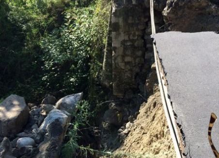 Crolla ponte, Petilia isolata da mezzi 118 e Vvff Franato ponte lungo la strada provinciale 58, una delle strade di accesso al comune